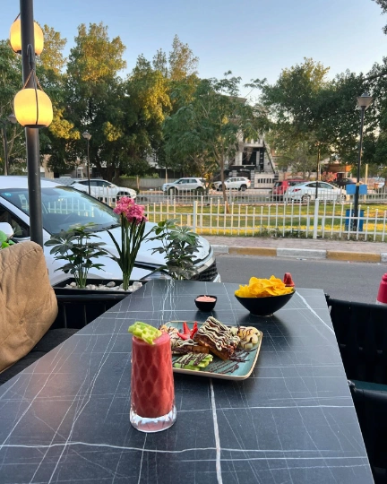 جدارية بخط عربي على جدار الكافيه