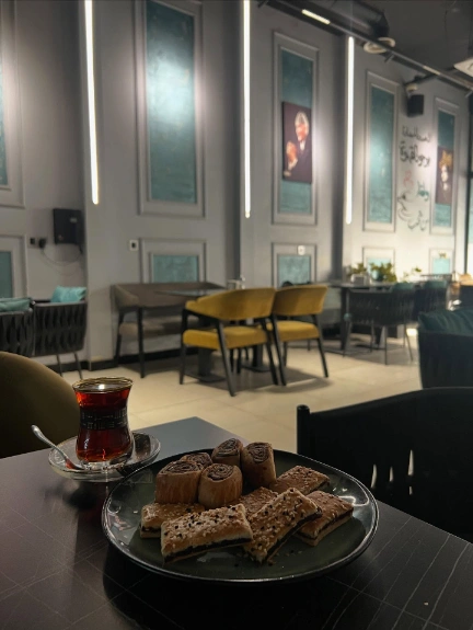 إطلالة واسعة على الجلسات الخارجية في الكافيه